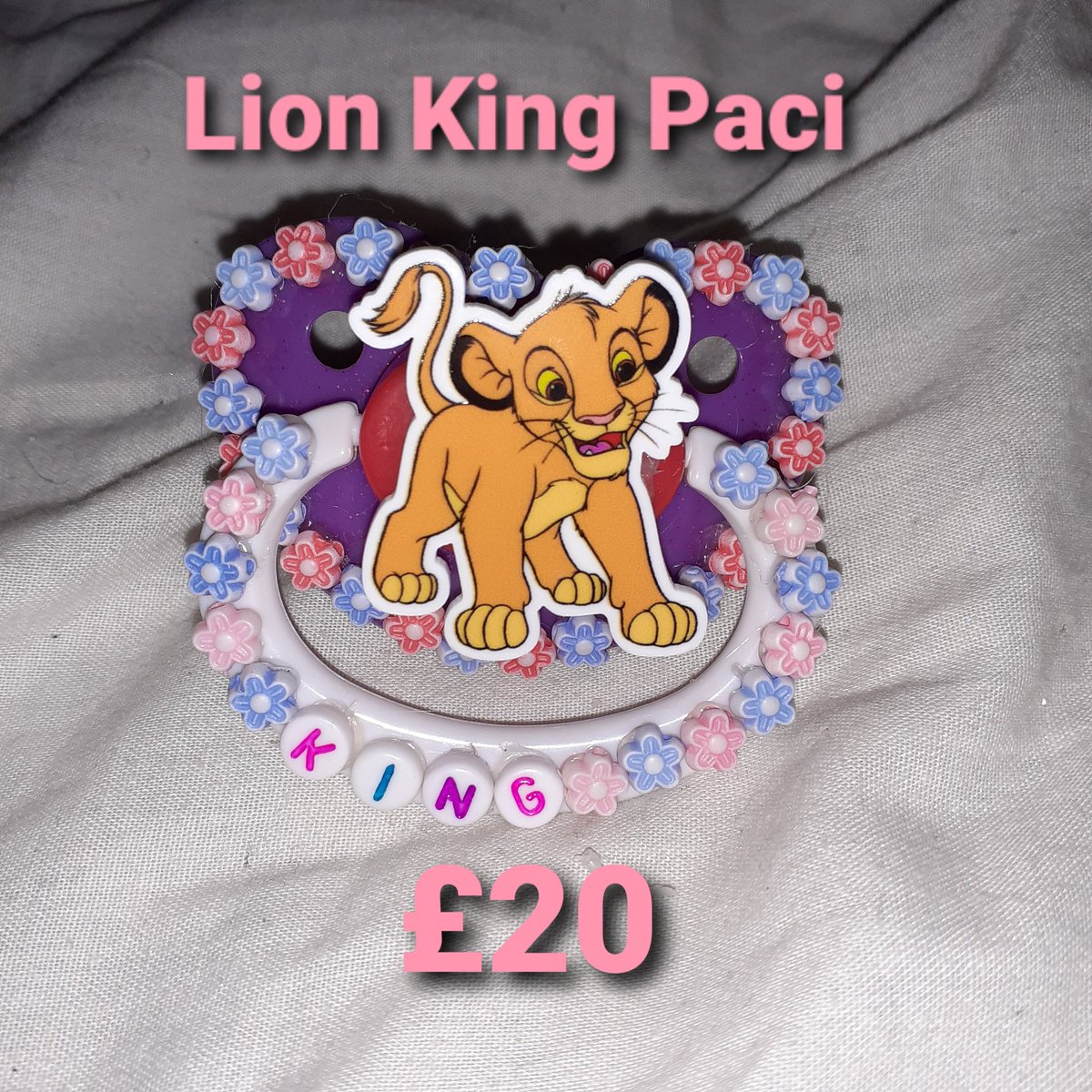 DinoRoarStore1's tweet photo. We've got this really cute Simba custom paci for sale. Ask for international prices
Comment "claim" if you're interested.
#decopaci #thelionking #ageresfw #ageregression #decopaci #cglre #babycore #kidcore #pacishop #custompaci https://t.co/zeBnJ5SJZ8