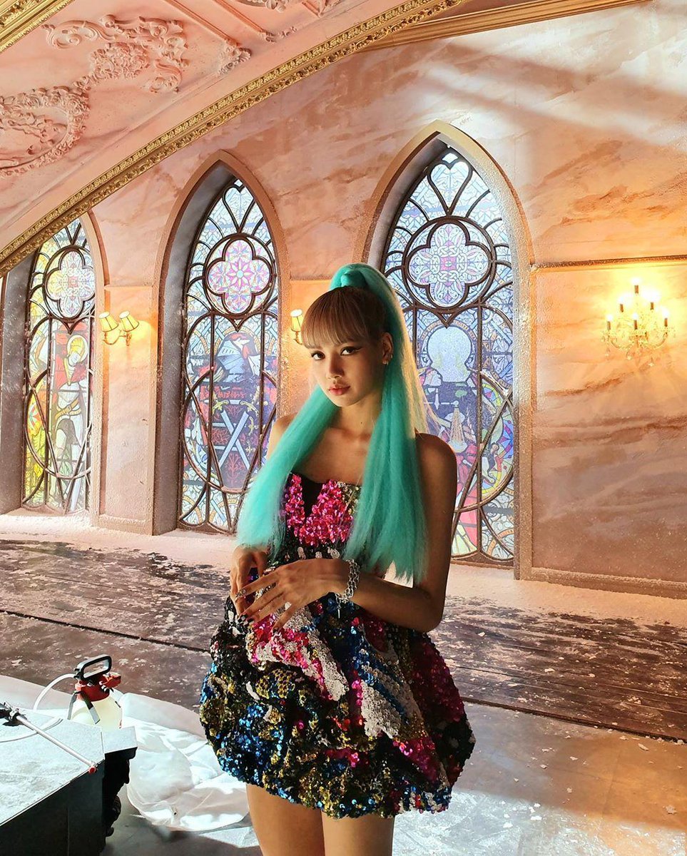 12 times <a href="/ygofficialblink/">BLACKPINK GLOBAL BLINK</a>'s Lisa proved she has the best bangs in the business.

- - > bit.ly/2Zu9wlr