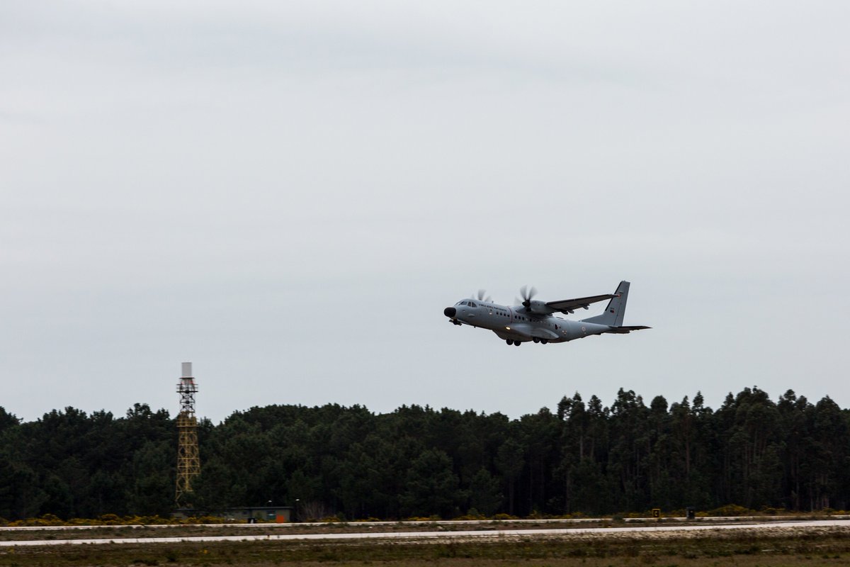 fap_pt's tweet photo. A tripulação da Esquadra 502 - "Elefantes", destacada na Base Aérea N.º 4, Lajes, transportou hoje um doente que precisava de assistência médica urgente, da ilha Graciosa para a Ilha Terceira.
#forçaaéreaportuguesa #prtaf #c295m #esquadra502 https://t.co/dSeVGvEGBX