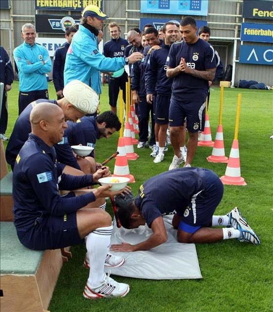 Alex padişah olmuş yanında Roberto Carlos, Guiza var. Vederson önlerinde eğiliyor.

Eski Fenerbahçe özlendin...