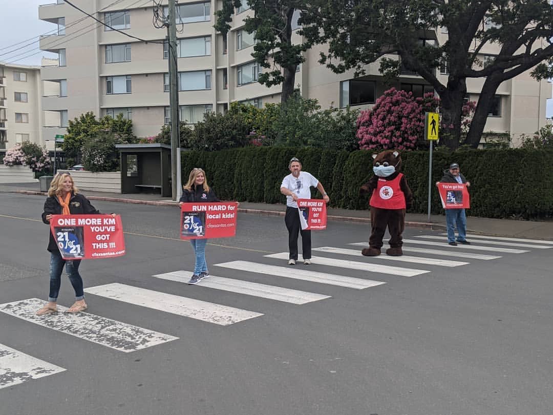 Cheering on @alferraby at the first 3km line canadahelps.org/en/pages/als-2…