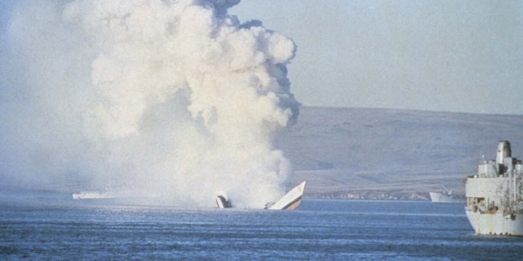 On this day 38 years ago HMS Antelope was torn apart as her magazines detonated, the result of an unexploded Argentine bomb being triggered as bomb disposal experts tried to render it safe killing 2 and serious injuring 1 other. #WeWillRememberThem