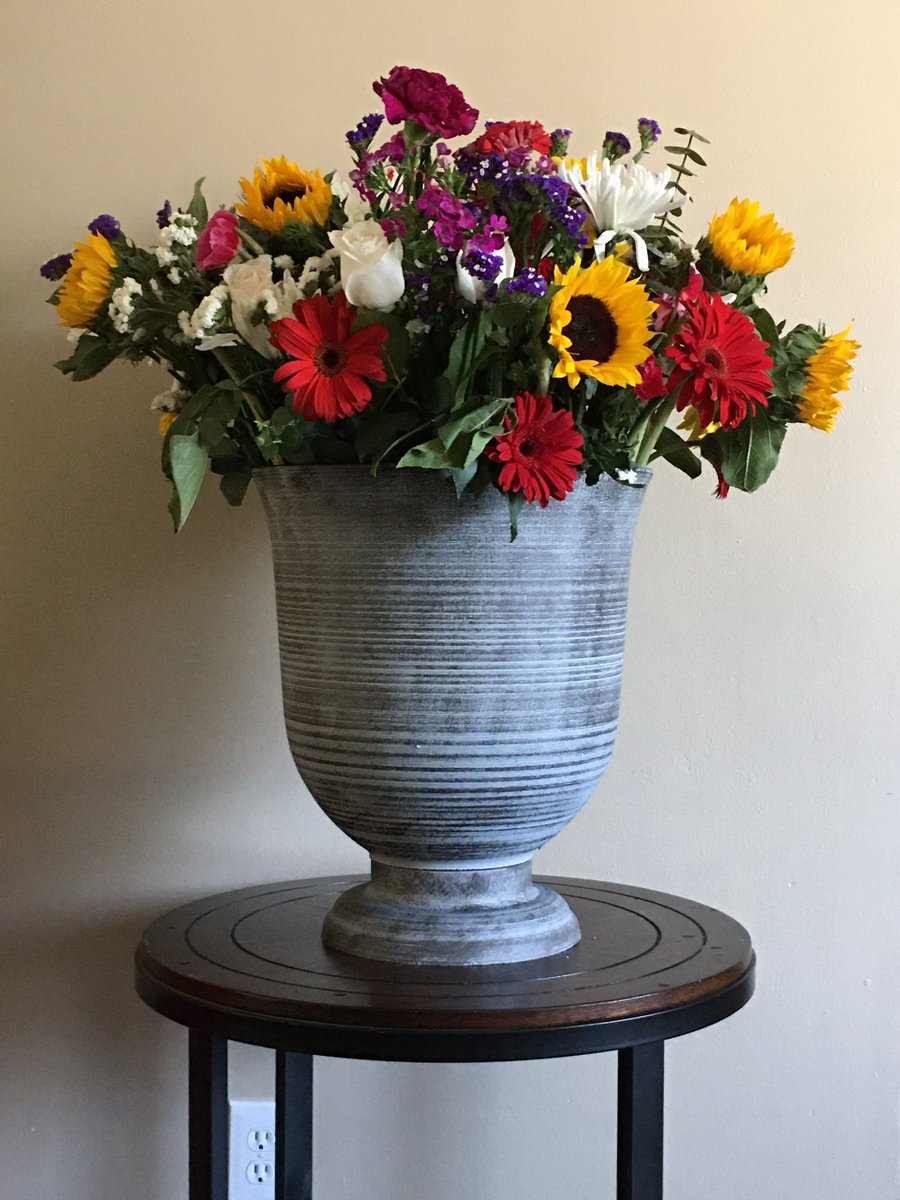 TrishMarlow's tweet photo. @BHG fresh arrangement so many colors https://t.co/WUgkrXNHUR