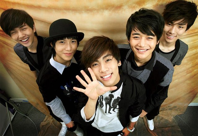 kjhsmiling's tweet photo. happy 12th anniversary my loves. words cant describe how much i love you and how much you mean to me. here's to many more years with you

#12YearsWithSHINee
#샤이니는_12년째_빛나는중
#AlwaysWithYouSHINee https://t.co/XNCkY4i1w9