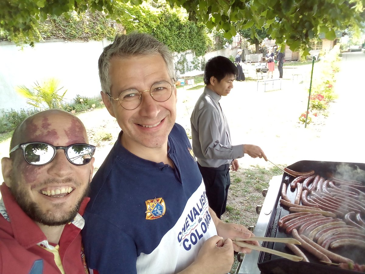 salefran's tweet photo. Un Bon dimanche de "reprise", ptite plancha barbecue en petit comité et petit match de football en équipe de 5...
Merci @arnoboutheon et la Team Paris France @KofC... Et le @PatroduCoeur
#teamCdC #CdC #KoC 🇫🇷🙏😉 #dimanche #sport https://t.co/AnxwBr2V32