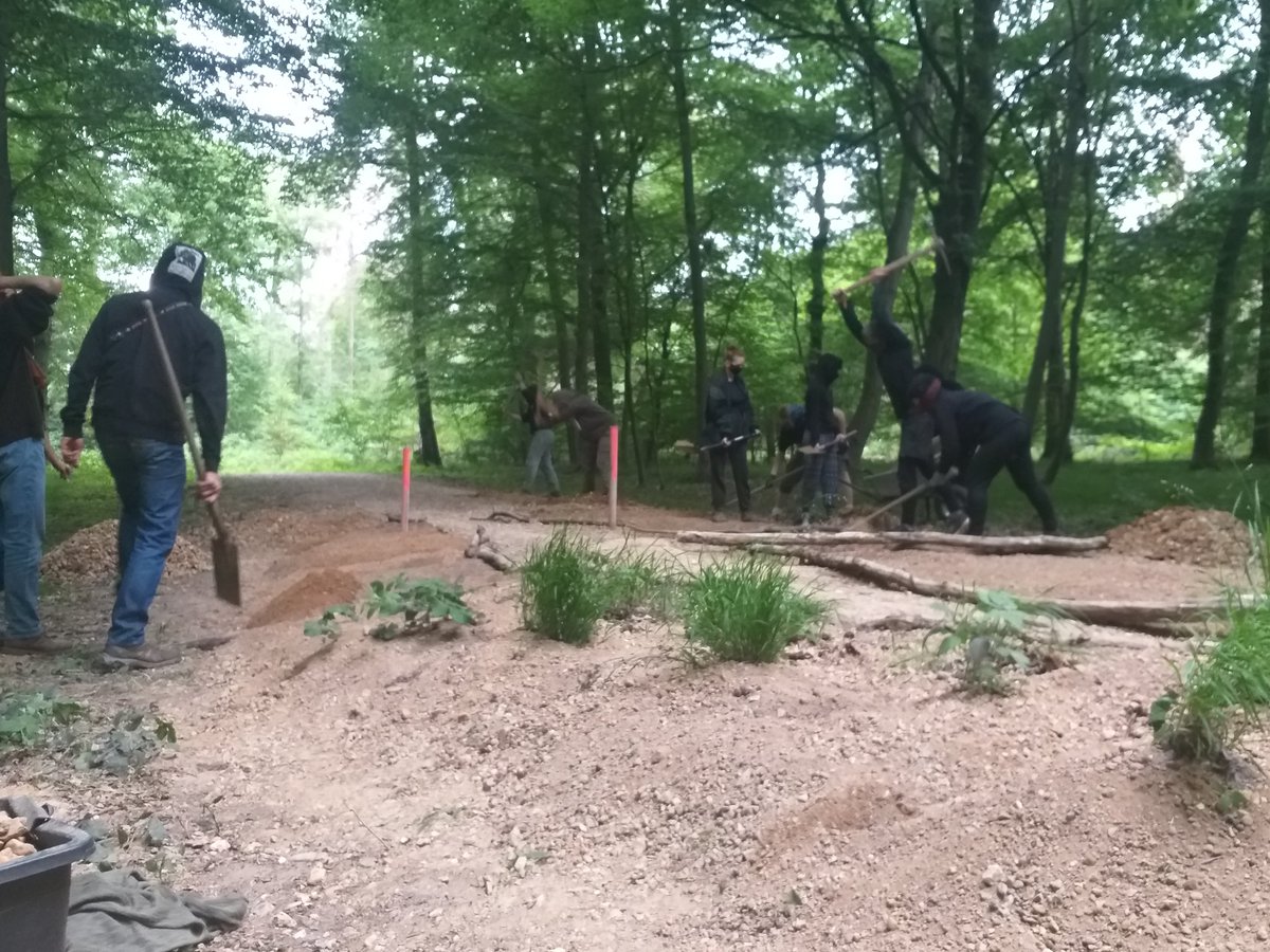 Hazelnut1312's tweet photo. Und #Action!! Die Rekultivierung der Wege im #HambiBleibt nimmt richtig Fahrt auf. Wir danken allen Menschen die das Projekt #supporten &amp; sich einbringen. #Gemeinsam können wir die Verhältnisse ändern. Jeden Tag ein bischen... https://t.co/KduMMsZTKU