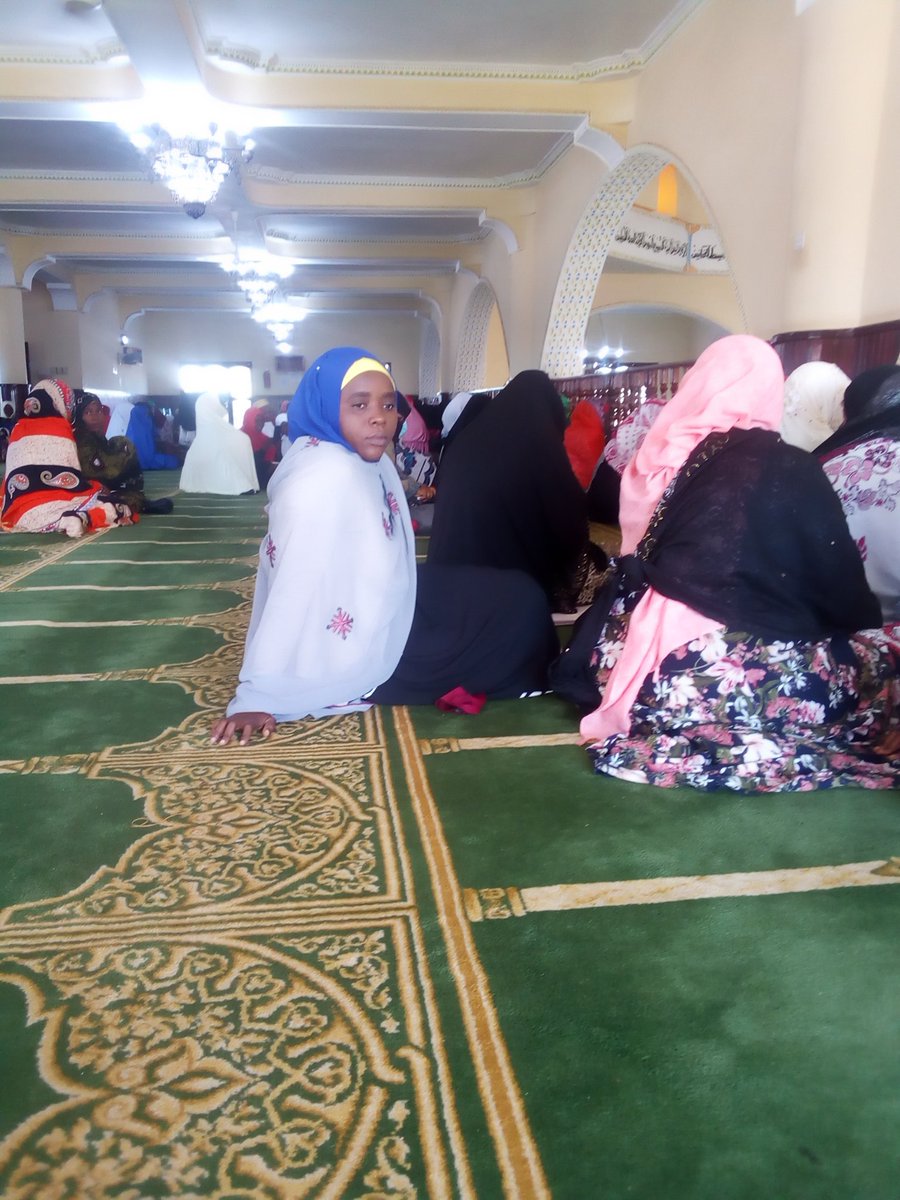 shella_salum's tweet photo. #Allah Akbar #iddy Mubarak kwenu wote wanatwita na #WapwaTuinuane Leo imekua heshima kubwa kuswali msikiti moja na waziri mkuu wa Tz, hotuba yote live......#ilibidi nibaki tu Dom fanyeni sendoff ya corona wenyewe mkimaliza inafunga ndoa ya milele na nyie https://t.co/sIOnDyxeu2