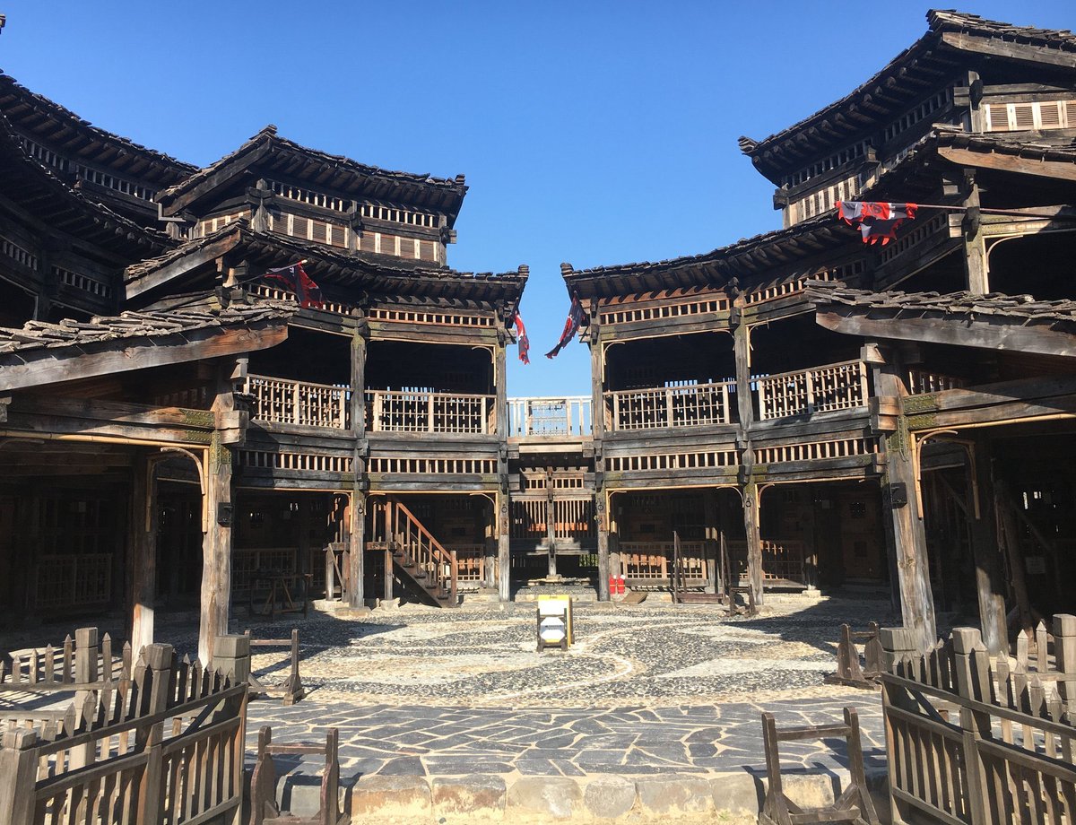 L’endroit où se tient Yoongi sur les photos de la mixtape, est un endroit appelé « Jeon Ok Seo » c’est un bâtiment chargé d’enfermer les prisonniers avant de les envoyer dans les prisons locales ou avant leur exécution lors de la Dynastie Joseon.