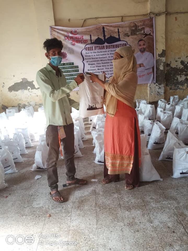 javedazam_'s tweet photo. Day # 30
Distributed Eid Ration Kits to 5K Families of Malwani Malad West #StaySafeStayHome #EidMubarak #AzamFoundation #Caresforyou #PrayEidNamazatHome ! Al Haaj Mohd Faruque Azam Sahab https://t.co/pfHsGZCFVj