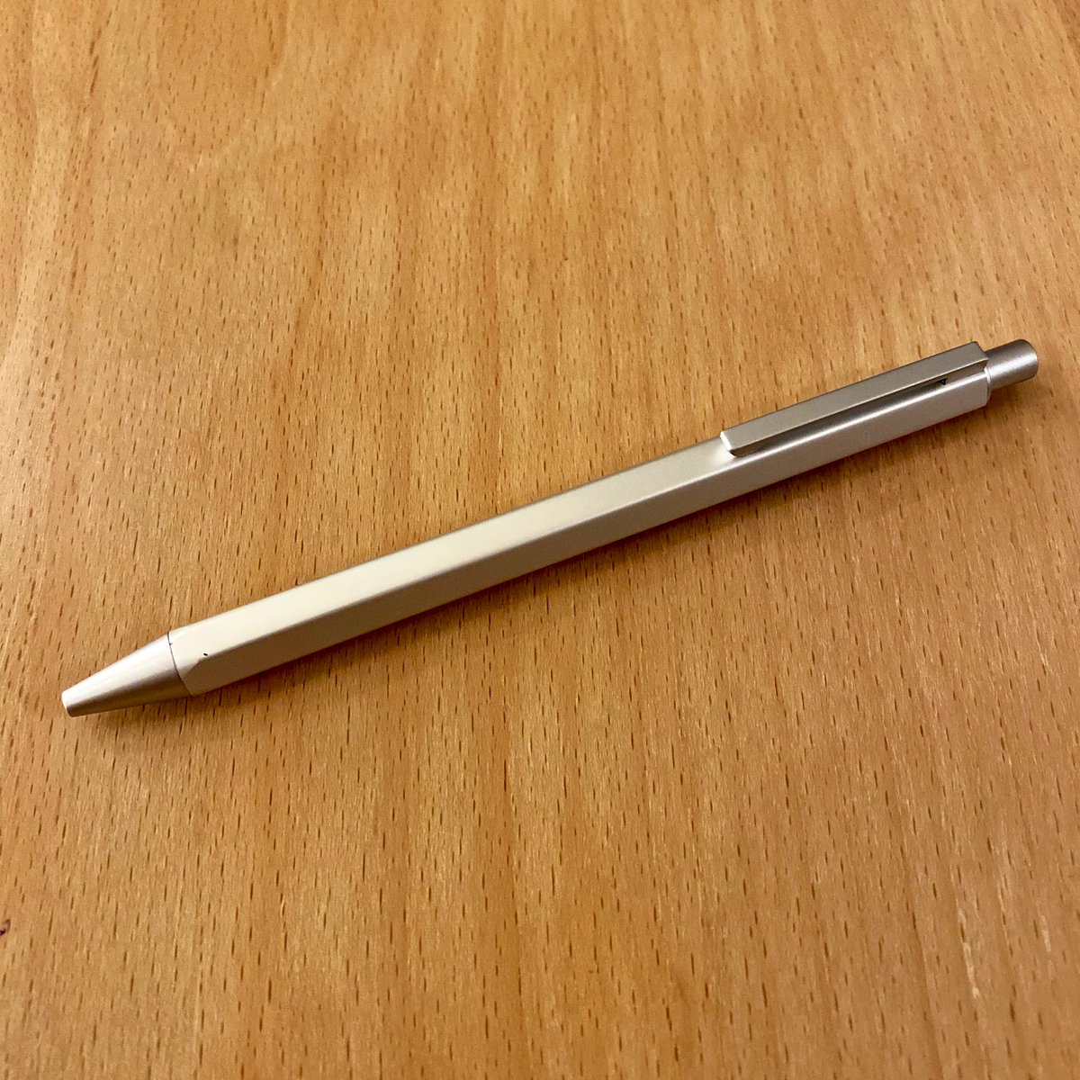 Kntro 無印良品のアルミ製六角軸ボールペンがいい 前からある小さい方じゃなく 最近出た大きい方 ほとんどのノック式ゲルインクリフィルが使える エナージェル 入れてみたけど ばっちし Kntro 無印良品のアルミ製六角軸ボールペンがいい 前からある小さい方じゃなく 最近出た大きい方 ほとんどのノック式ゲルインクリフィルが使える エナージェル 入れてみたけど ばっちし
