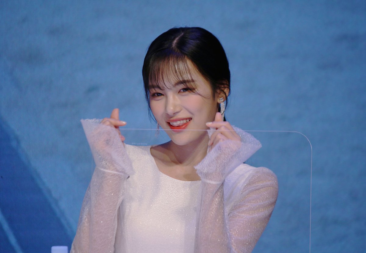 Winter_M00N's tweet photo. 200523 용산 팬싸인회

#버스터즈 #Busters #지수 #정지수
@Busters_idol https://t.co/nuBcvUrP12