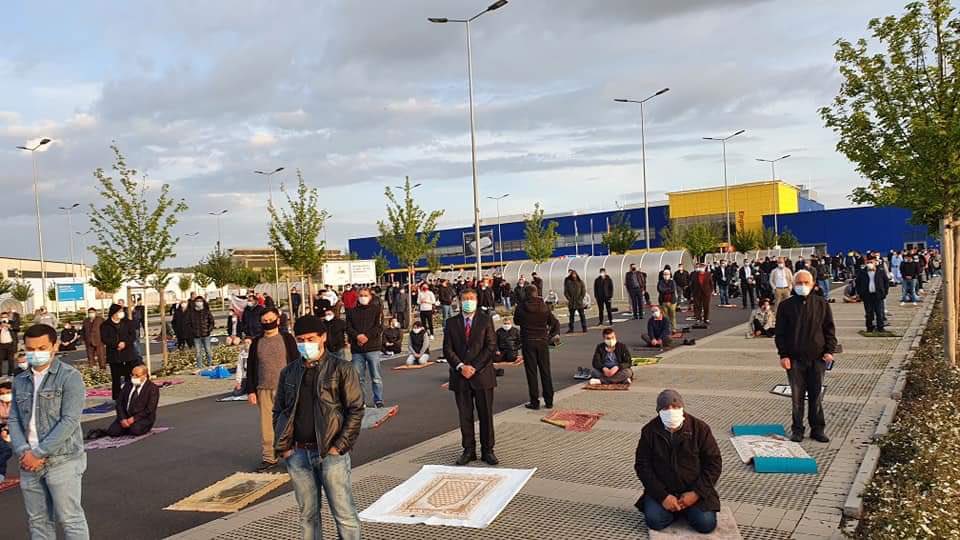 The Ikea store is in Wetzlar near Frankfurt. More photos and a ‘Thank you’ note from the mosque to Ikea and police
