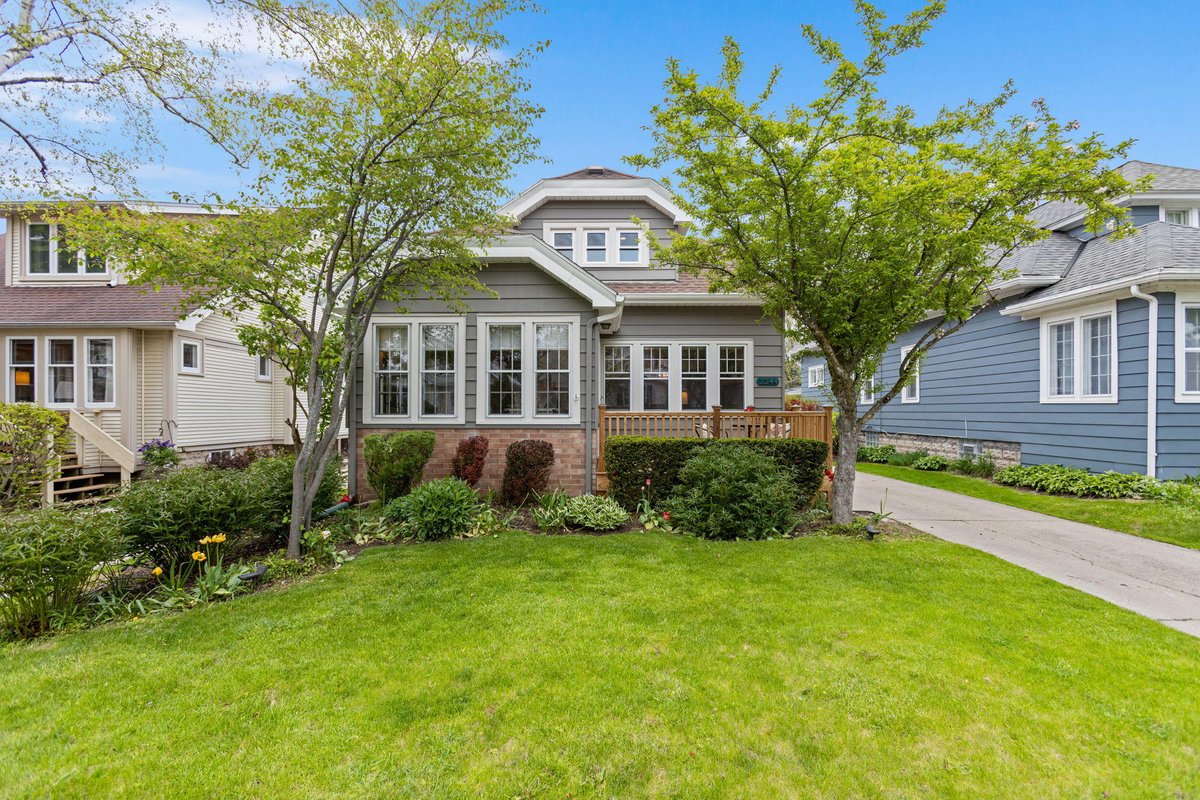 ClosingTimeRlty's tweet photo. Well-kept, spacious Tosa bungalow just off North Ave.  Classic layout w beautiful cedar porch, patio, sunroom &amp; LR with decorative FP &amp; large TV nook. DR w hardwood floors &amp; leaded glass. Updated KIT, LL &amp; Oversized master suite! 2 car garage. #ClosingTimeRlty #WauwatosaRealtor https://t.co/yM6PNdpiHk