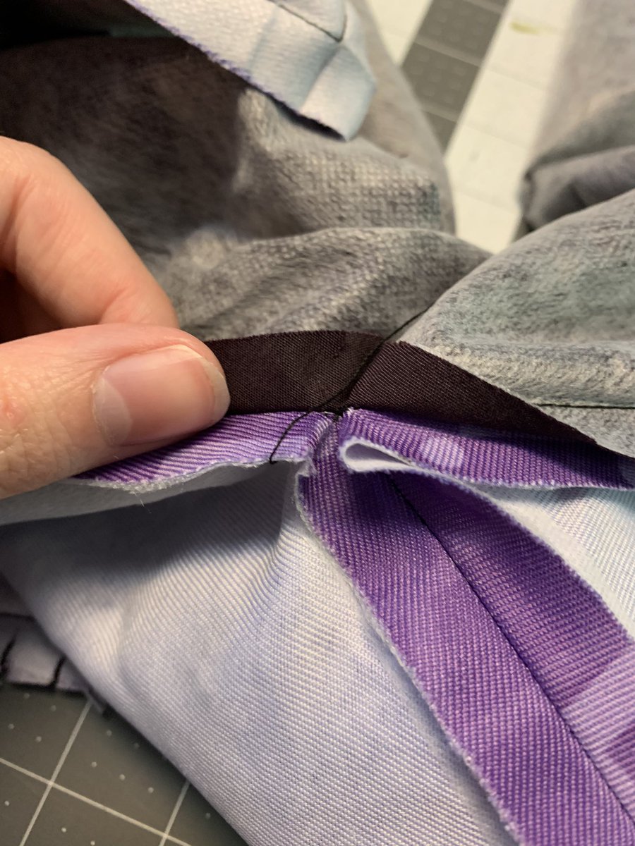 this seam is pretty interesting and i’ll probably copy it. they sewed the self and lining shoulder seams separately, and then sewed up the capelet along the edges, stopping at the edge of the shoulder. basically zero bulk! very cool