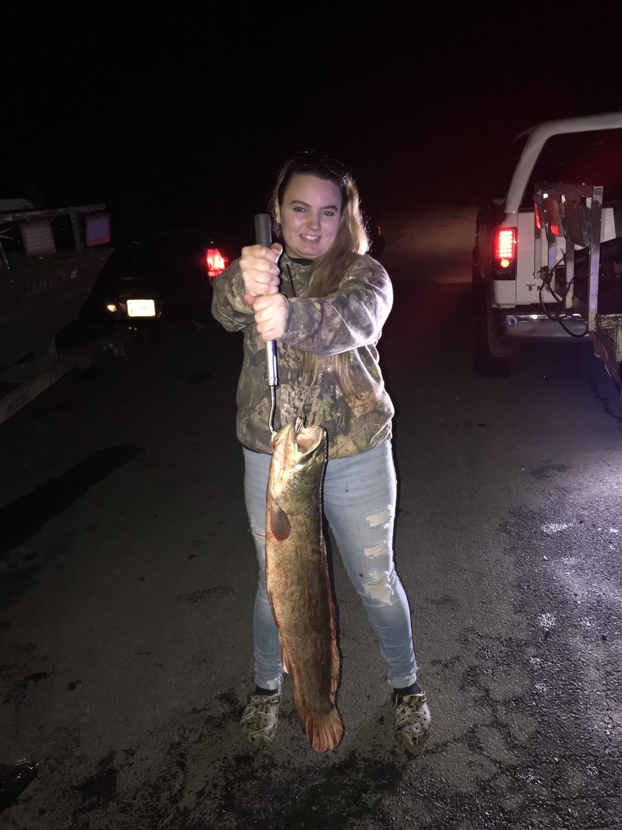 ReapersOutdrAdv's tweet photo. Took my sister out for her first time bowfishing and was crushing it! The Reapers crew teamed up last night on separate boats and put the smackdown on some fish including  just a pound short of the Virginia state record bowfin! #reapersoutdooradventures https://t.co/r3mNUxSJvX