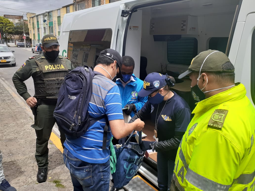 CapellanesP's tweet photo. #Capellanes de Paz y #Policia Nacional se une para entregar mas de 100 mercados a los mas necesitados en la localidad de #Engativa https://t.co/vWmP1C5EOX