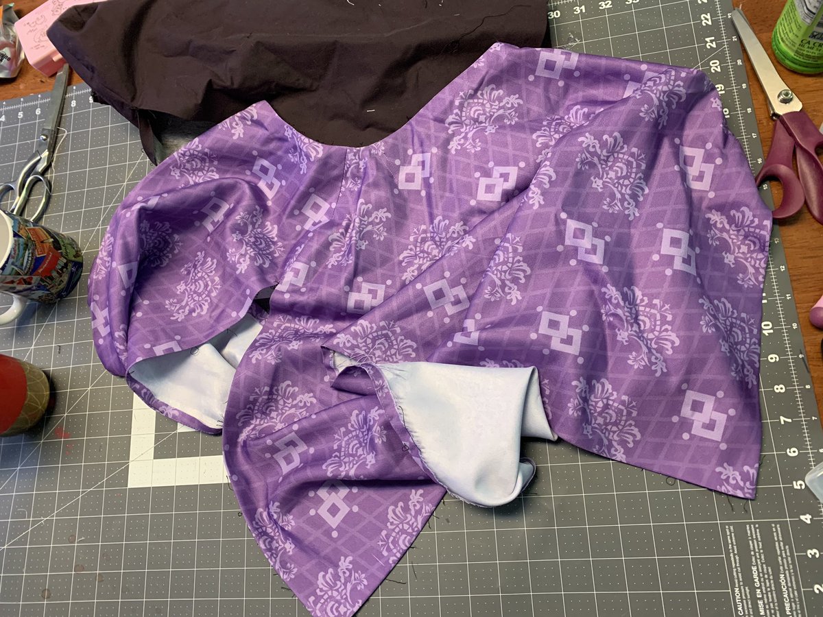 lining is free! gonna seamrip the panels apart, then press out the creases and fray check the edges. this fabric is nice and was wasted lining interfaced broadcloth lmao
