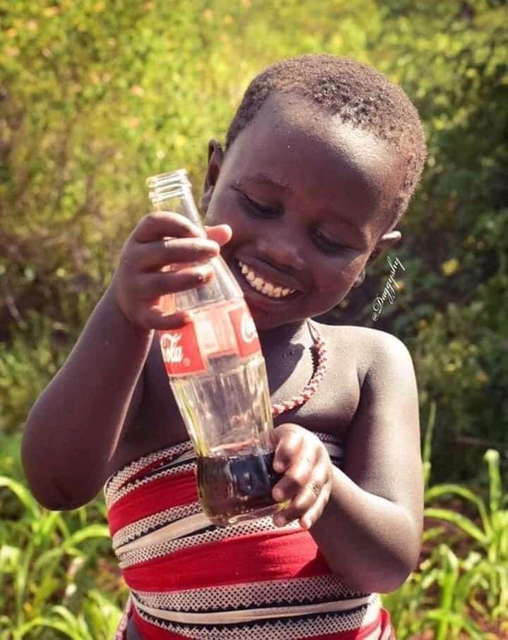 Katsivan3's tweet photo. I wish @centurybottling should appoint this little girl as a new Coca-Cola brand ambassador Maama β£οΈ she really testing the feeling ππ . This is so beautiful and Natural. @skaheru
#TestTheFeeling
Courtesy : Pictures. https://t.co/yQdU7vkQ2u