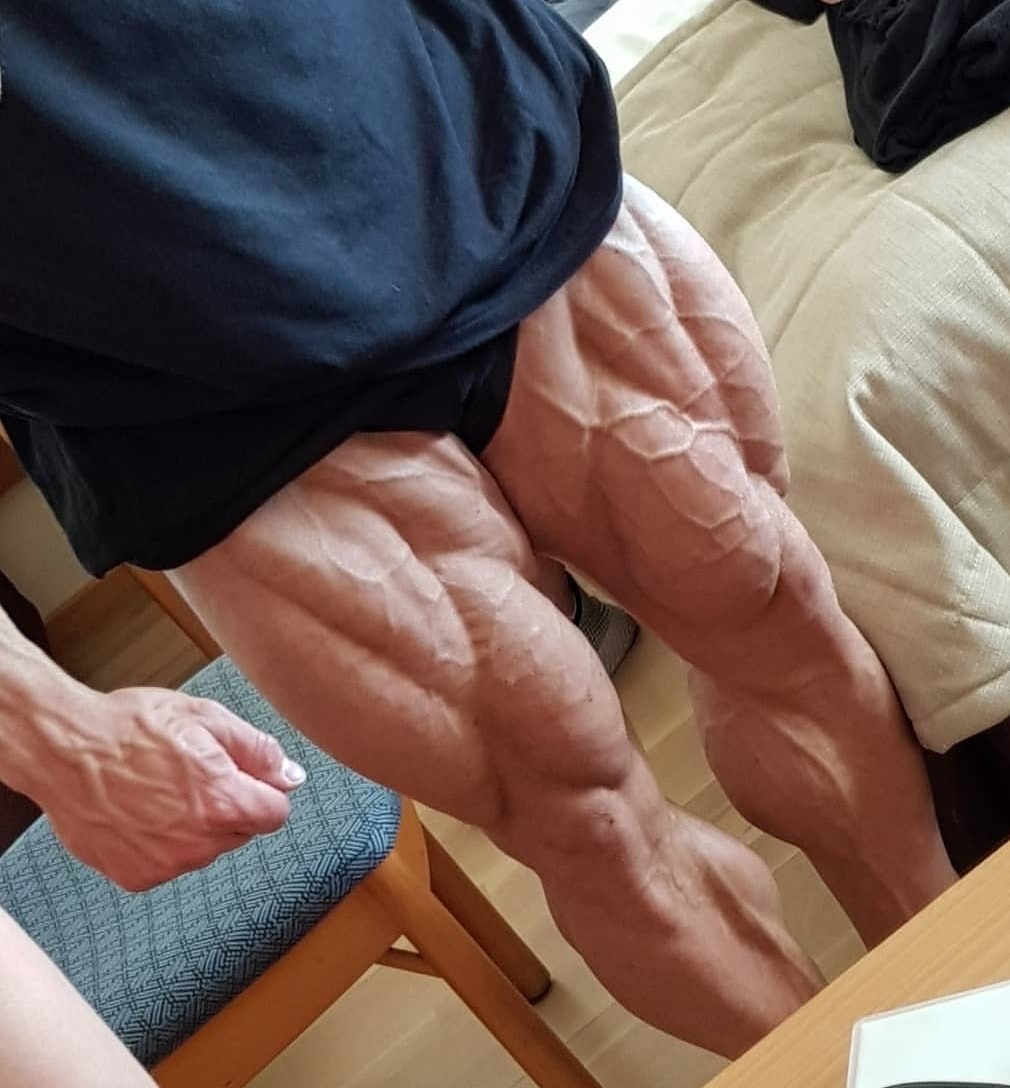 Biaku 健脚であります あ 女性ですからね この太もも 手の甲の血管もミミズみたいにスゴい