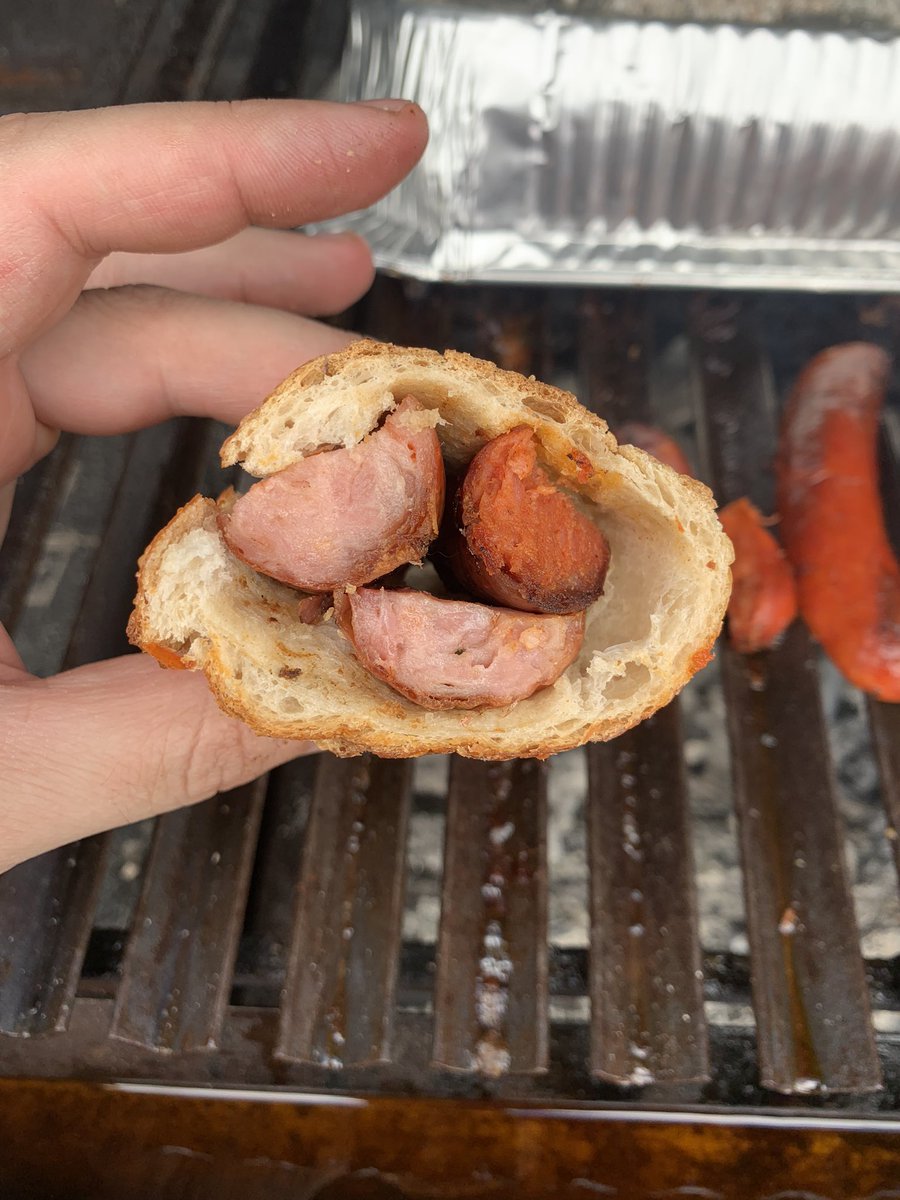 MPFoodFreak's tweet photo. Delicioso choripan ! No puede faltar en un buen asado para empezar a calamar tu hambre !!!! Acompañado de un buen chinichurri o la salsa que prefieras!!!! También a veces con queso provoleta es un manjar. #choripan #asado #grill #parrilla #mpfoodfreakcheck https://t.co/FWf4pAOTet