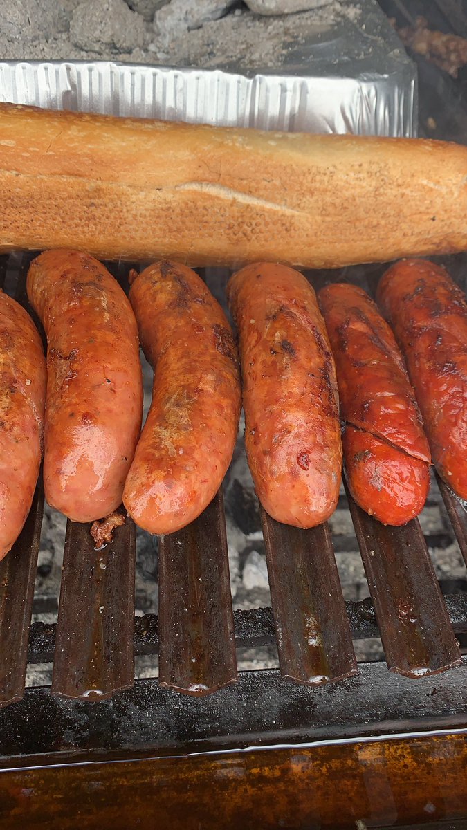 MPFoodFreak's tweet photo. Delicioso choripan ! No puede faltar en un buen asado para empezar a calamar tu hambre !!!! Acompañado de un buen chinichurri o la salsa que prefieras!!!! También a veces con queso provoleta es un manjar. #choripan #asado #grill #parrilla #mpfoodfreakcheck https://t.co/FWf4pAOTet
