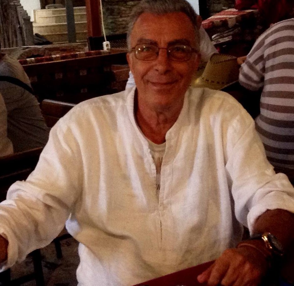 aksittogay's tweet photo. Akşit Abi'imiz gideli bugün üç koca yıl oldu.Yaralı aslan gibi dolaşırken, gidenle kalanla yaşamayı öğreniyor insan. Bize bunu yapan hayat, çaresizlere, umudu tükenmişlere neler yapmaz. Kalbimizdeki sonsuz yeri ile, özlem sevgi ve en derin saygılarımızla. ❣️#AkşitTogay https://t.co/yhd5vPG7PP