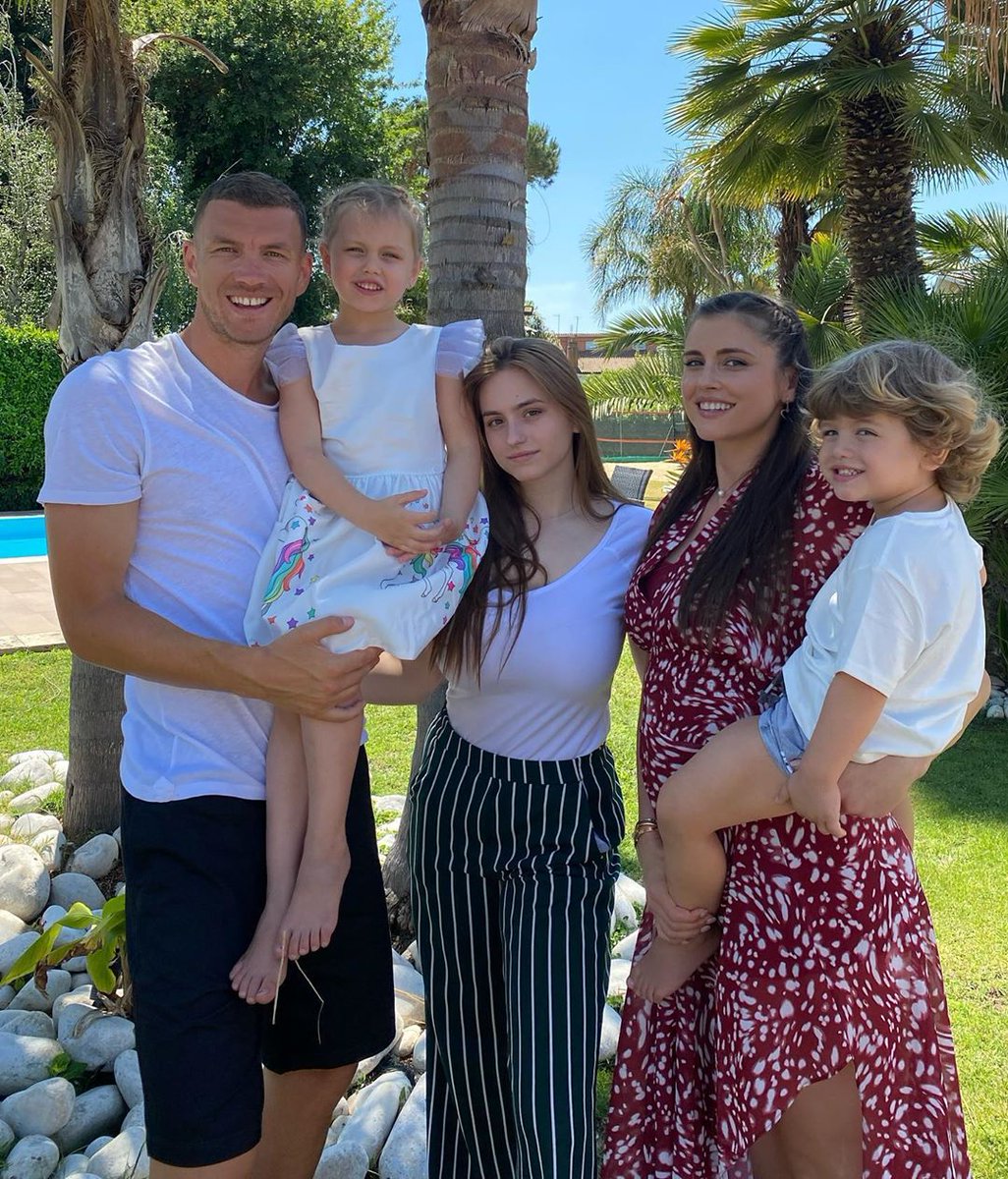 Edin Dzeko 9 Fans On Twitter Dzeko Family Wishes Eid Mubarak Eddzeko Amra Silajdzic Family Dzeko Bajramserifmubarekolsun Eidmubarak
