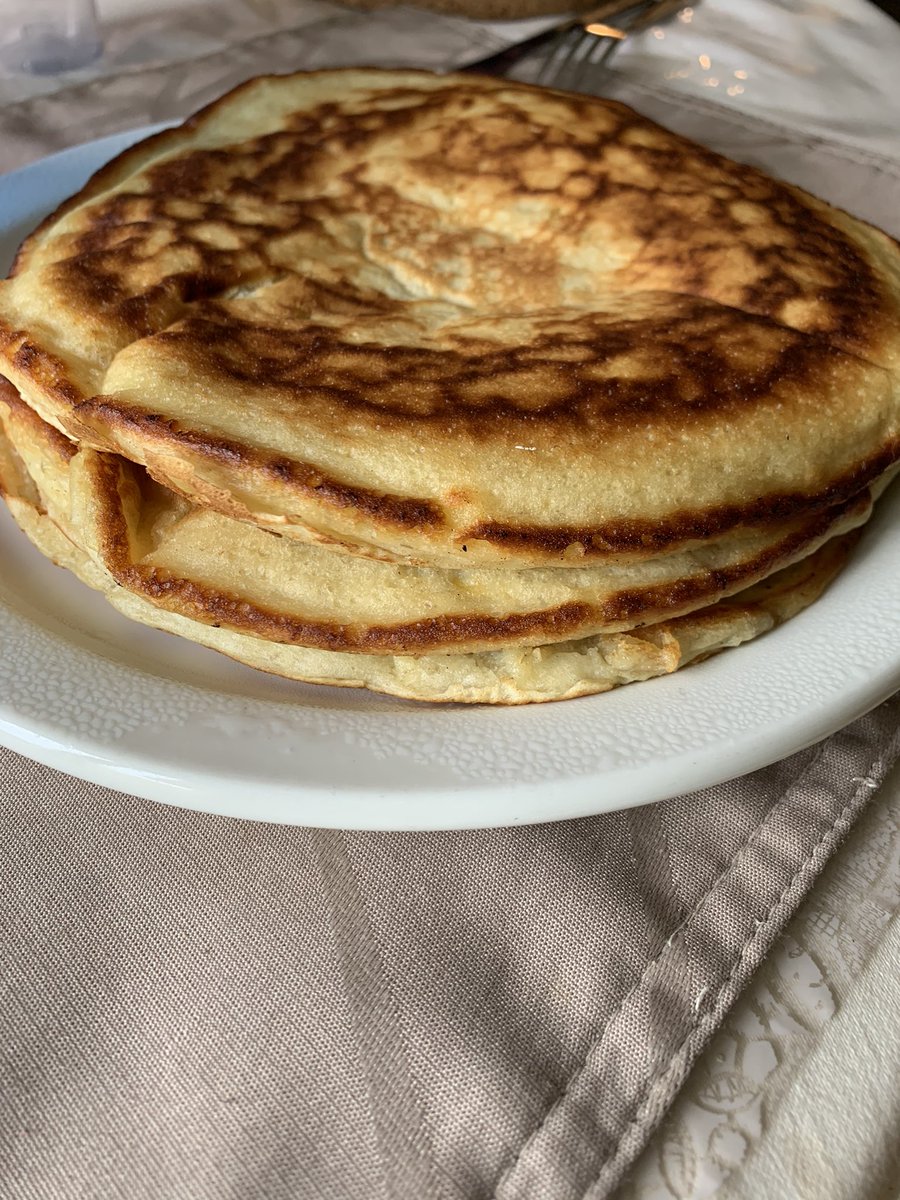 Woke up for brunch and I’ll probably be right back to bed after swallowing this thicccc stack of banana pancakes!!