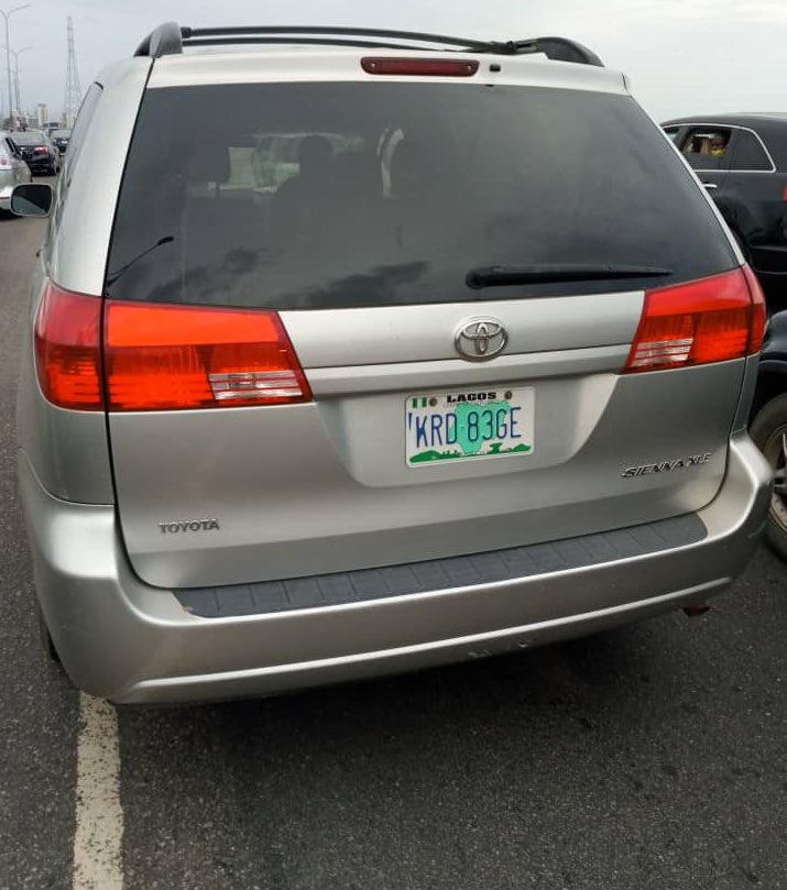 __Vigilante_'s tweet photo. Mr Toyota Sienna admist the frenzy, refused to divulge his name and details but sped off abandoning his victims to their fate. However, before he absconded, I was able to capture his vehicle, plate number, registration details and unfortunately for him, his face. https://t.co/UJjK3cTsb8