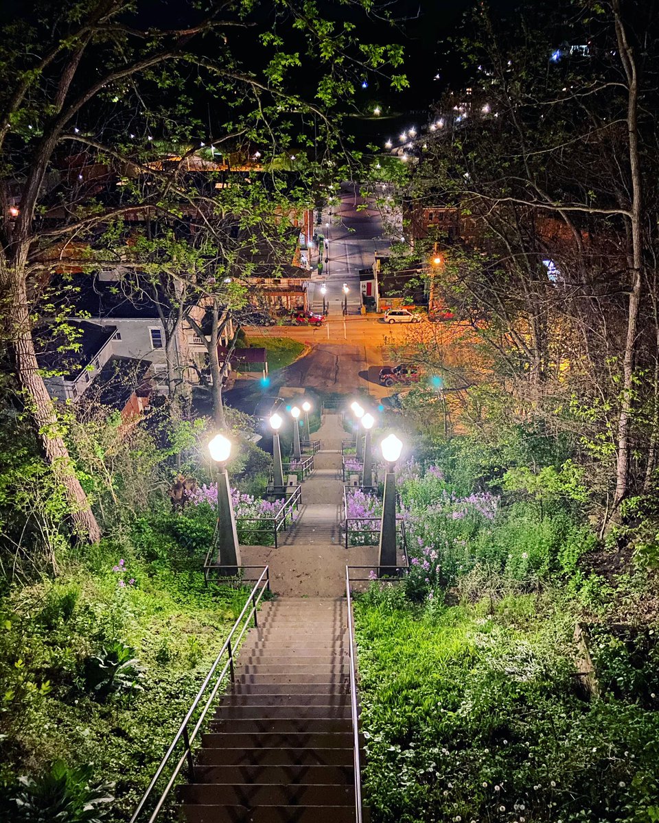 courtrae89's tweet photo. Something whimsical about Galena at night. #galenaillinois https://t.co/OBrmHDhGMb