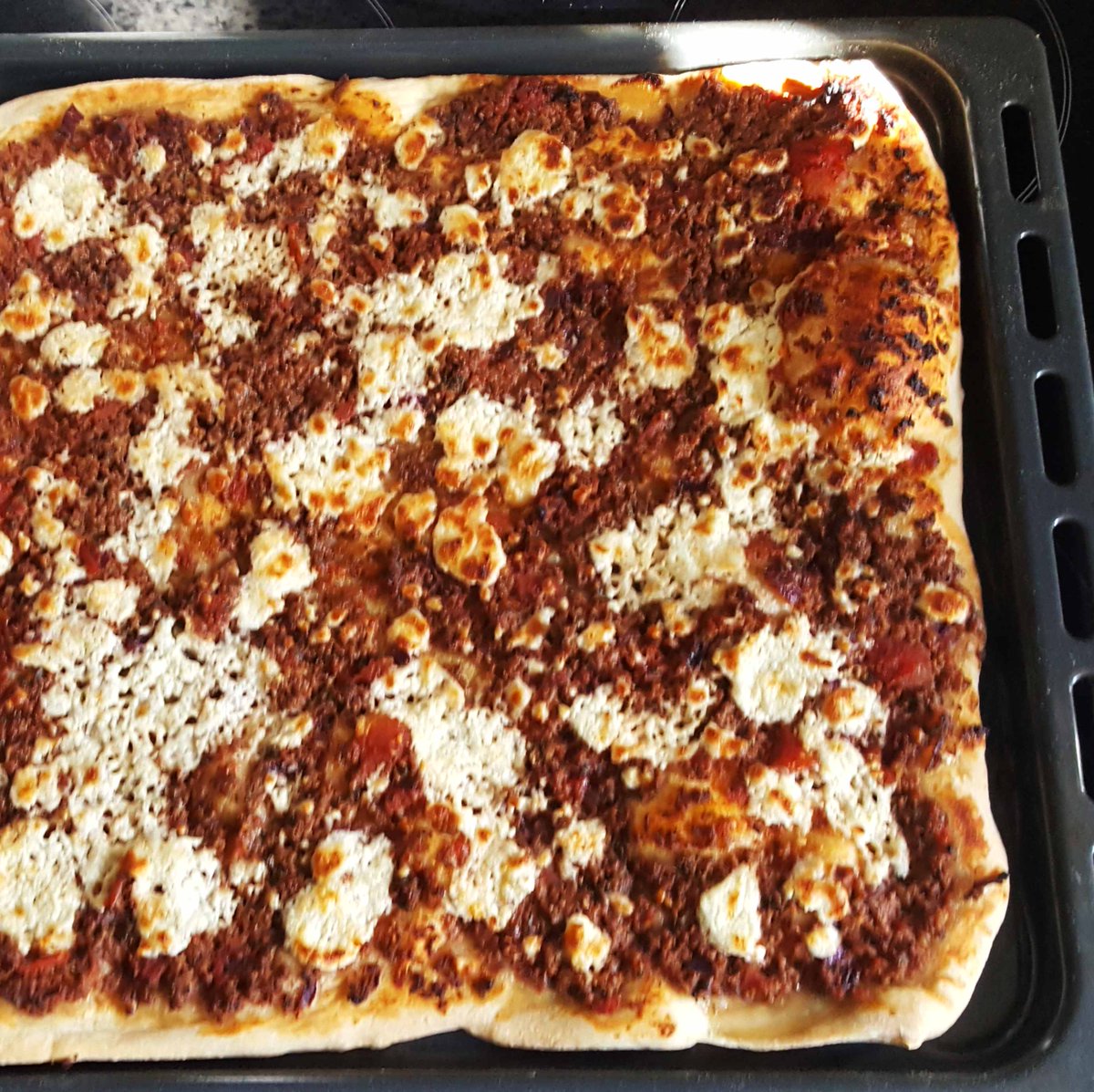 MikeKocht's tweet photo. #Pizza #Twooking auf türkisch (meine Freunde von dort mögen mir verzeihen):
#Lahmacun mit #Dulum #Käse, dazu #Cazik (beides nicht ganz original)
https://t.co/1hvst4i72w https://t.co/eeGwSRNcwV