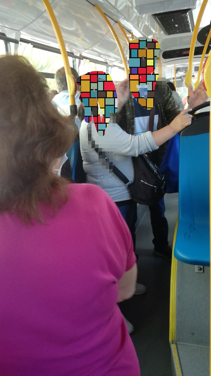 No se respeta el aforo en el transporte público. Los pasajeros sin medidas de seguridad, sin mascarillas y sin respetar la distancia requerida. 9 de la mañana transporte público.  #LaEspañaDesfasada  #CartografiaDeUnaDesescalada