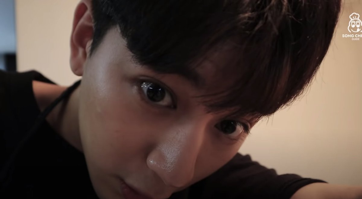 yunhyeong getting his face close to the camera, yet another thread no one asked for [ #iKON  #아이콘  #송윤형  #ユニョン  @YG_IKONIC  @sssong6823]