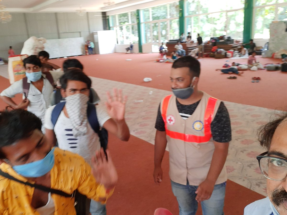 grovervj's tweet photo. A lovely regrouping of team of #coronasainikas at #Cantonment station for helping #migrants going back home. Thanks @subirsehgal @shetty_vikram @LawrenceLawru #maheshshekhaar #amitha @jakareem26 #rooqsar #Harish and every volunteer who turned up. https://t.co/dDRORvffjJ