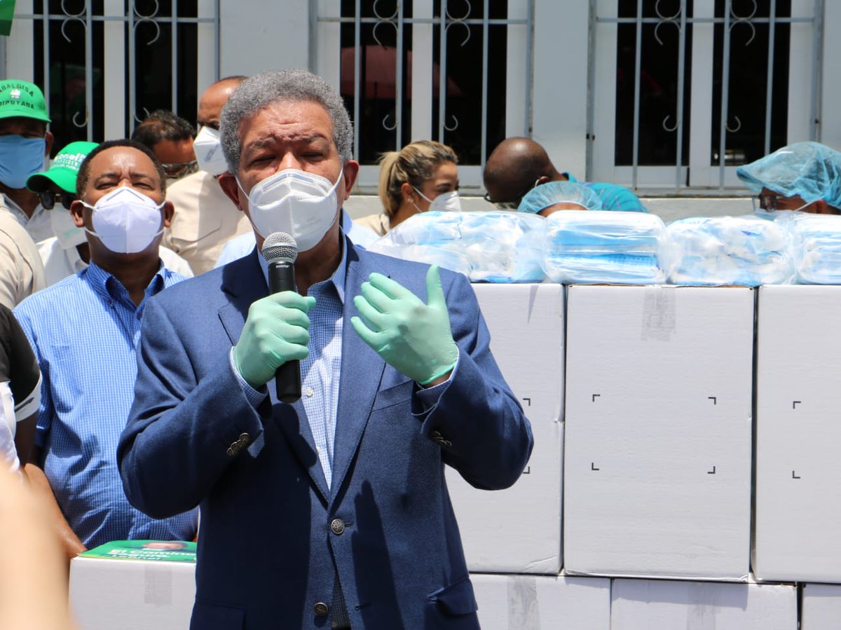 FPcomunica's tweet photo. En la mañana de hoy, el presidente de #LaFuerzaDelPueblo y próximo presidente de la República, @LeonelFernandez, entregó 40 lámparas ultravioleta de desinfección y miles de mascarillas, al personal médico de los hospitales; Materno Infantil San Lorenzo de Los Mina y El Almirante. https://t.co/YBfkX3IYmn