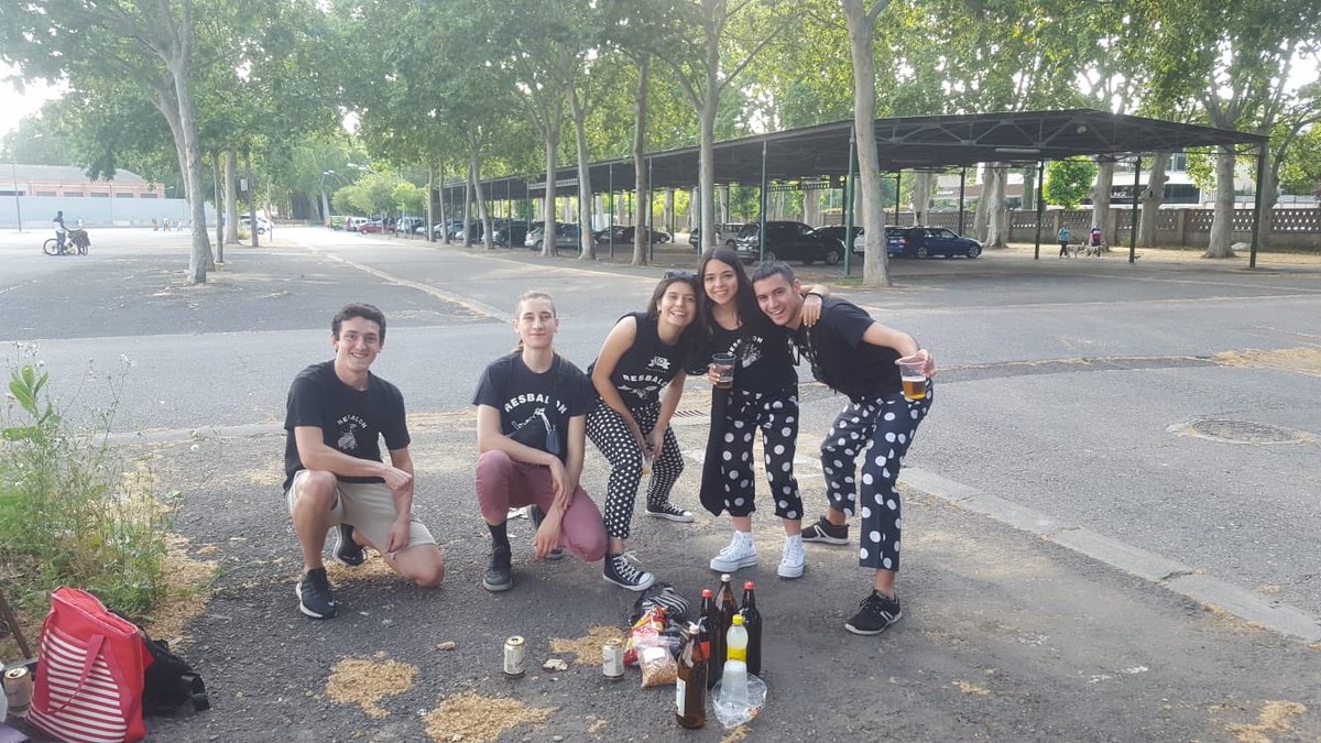 collaresbalon's tweet photo. Ja estem recollint tota la parcel·la. Sembla com si no hagués passat res!
🐌🍻⚫️⚪️⚫️⚪️⚫️ @AplecCaragol 
#Resbalon #CollaResbalon #CoronaAplec #AplecDelCaragol #LAplec #Lleida #Lleidatanament #AplecACasa #AplecConfinat https://t.co/IG0KTxZPSl