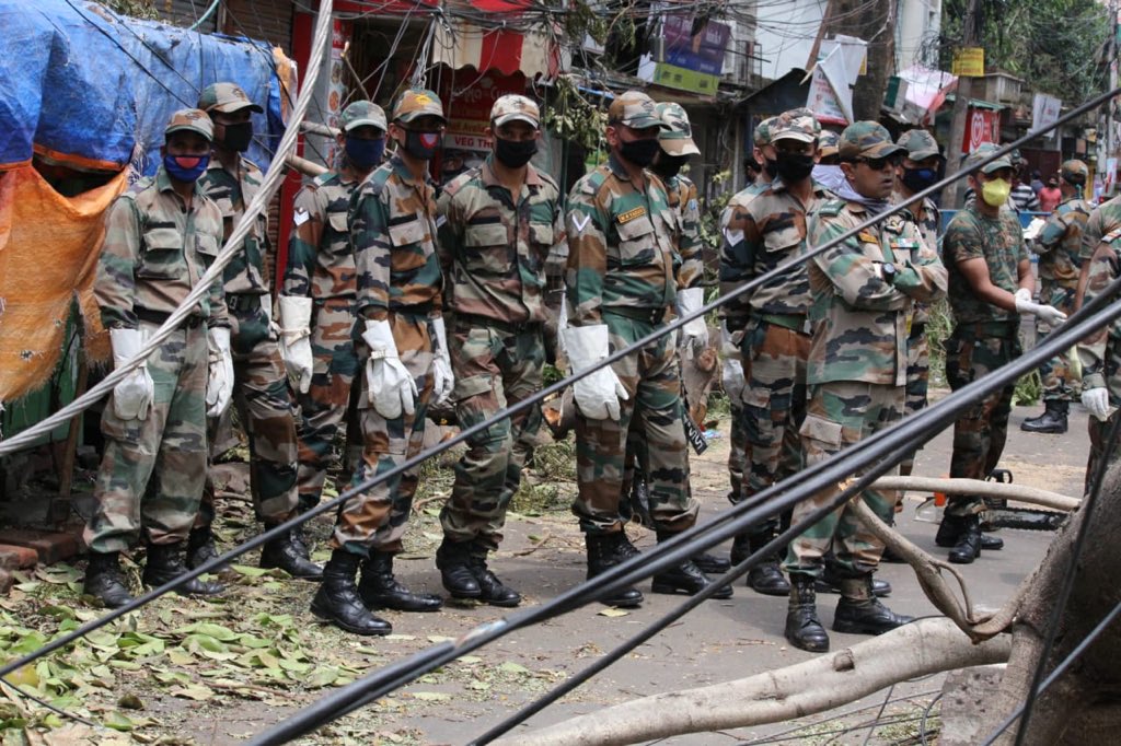 SandipGhose's tweet image. #CycloneAmphanUpdate Finally, on Day 3, the Army comes to the rescue - in Parnasree Palli - a neighbourhood in the South East of #Kolkata. #WestBengal #AmphanAftermath #AmphanUpdate