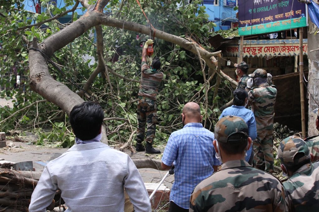 SandipGhose's tweet image. #CycloneAmphanUpdate Finally, on Day 3, the Army comes to the rescue - in Parnasree Palli - a neighbourhood in the South East of #Kolkata. #WestBengal #AmphanAftermath #AmphanUpdate