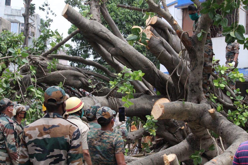 SandipGhose's tweet image. #CycloneAmphanUpdate Finally, on Day 3, the Army comes to the rescue - in Parnasree Palli - a neighbourhood in the South East of #Kolkata. #WestBengal #AmphanAftermath #AmphanUpdate