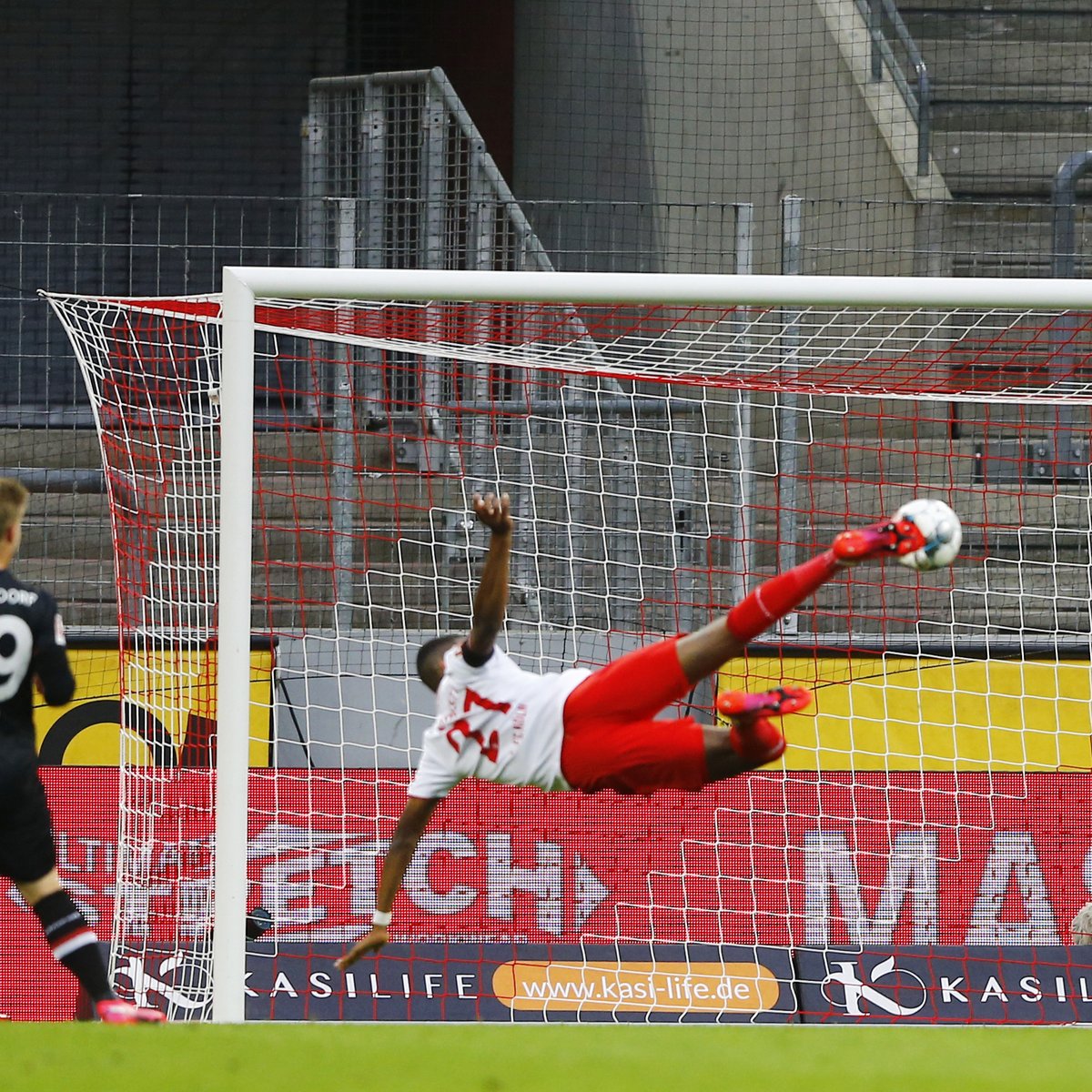 Koln 0-1 Fortuna Dusseldorf | 41' Koln 0-2 Fortuna Dusseldorf | 61' Koln 1-2 Fortuna Dusseldorf | 88' Koln 2-2 Fortuna Dusseldorf | 90+1' What an ending to the game 😍