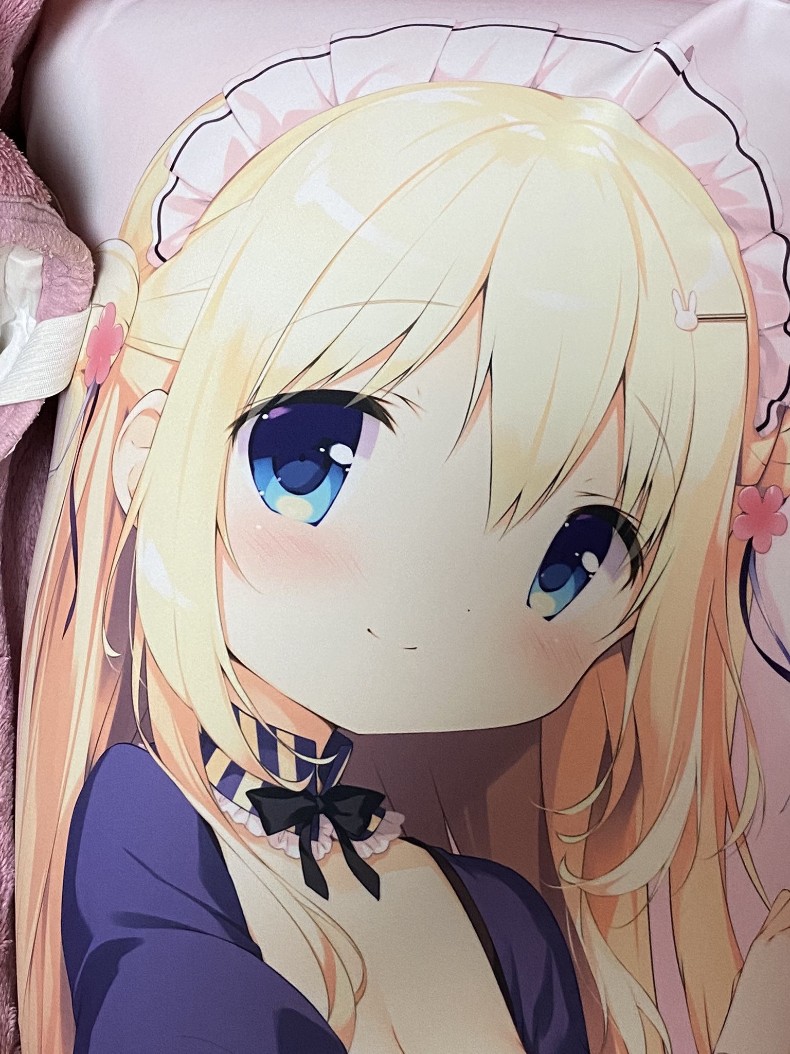 雑用大王こやのん 今週の抱き枕はしらたま先生の小鞠ゆいちゃんです 金髪幼女メイドでどこを取っても鉄板の可愛らしさ T Co I5pcluqm4o Twitter