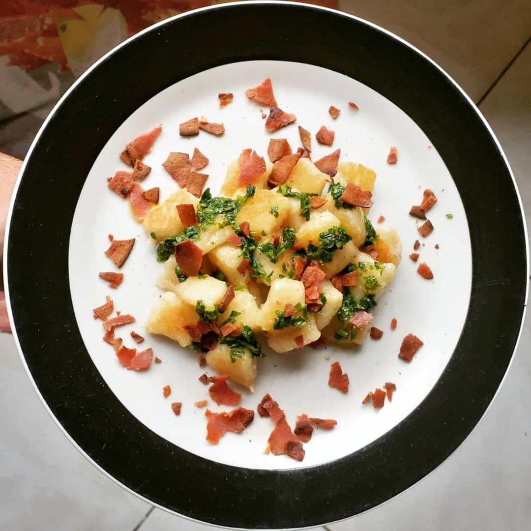victor_locoloco's tweet photo. Gnocchi de mandioca salteado na manteiga, pesto de coentro e crocante de mortadela. 🇧🇷🇮🇹
#homesnacozinha #gastronomia
#foodlover #foodpornography
#foodstagram #comidafusion
#comidadeverdadesempre https://t.co/5TzyMtF3uy