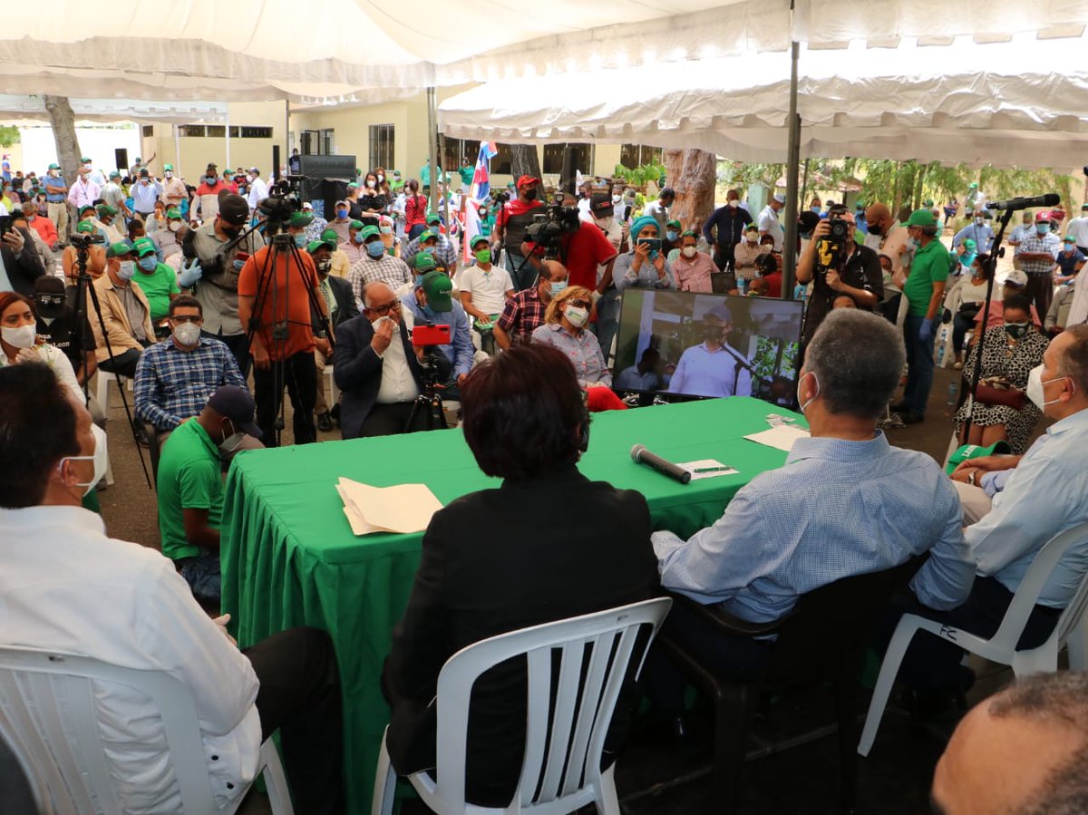 FPcomunica's tweet photo. En estos momentos, en Santo Domingo Este, de manera presencial y virtual; 42 presidentes de intermedios, 465 presidentes de comités de bases y  5,114 dirigentes del PLD, dejan las filas de esa organización política, para ser juramentados en las filas de #LaFuerzaDelPueblo. https://t.co/FqaNGruv5l