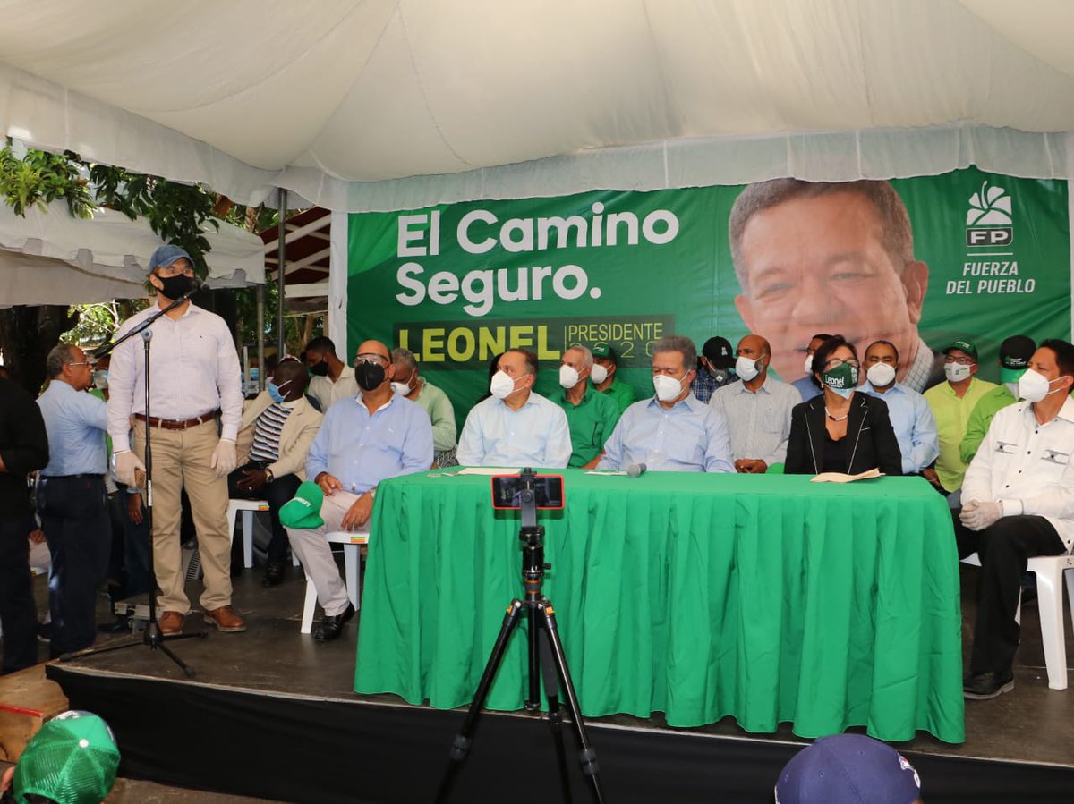 FPcomunica's tweet photo. En estos momentos, en Santo Domingo Este, de manera presencial y virtual; 42 presidentes de intermedios, 465 presidentes de comités de bases y  5,114 dirigentes del PLD, dejan las filas de esa organización política, para ser juramentados en las filas de #LaFuerzaDelPueblo. https://t.co/FqaNGruv5l