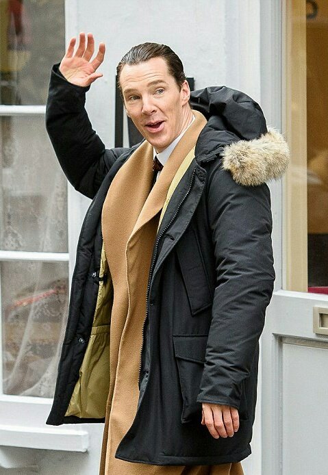 With all due respect to our CBE, LAMDA president and BAFTA award winner... #BenedictCumberbatch fully clothed, and he gets less clothed as you scroll down : a thread.