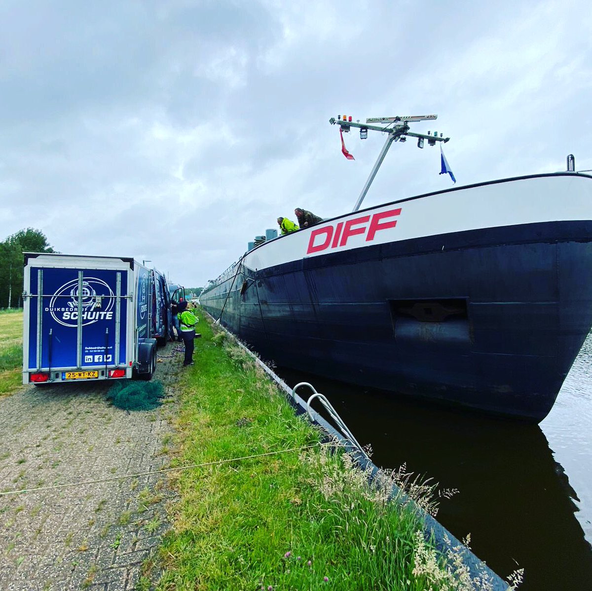 Klus geklaard! Boegschroef klaren van motortankschip Diff bij Sluis Delden in het Twentekanaal. 24/7 staat Duikbedrijf Schuite B.V. voor u klaar. 
 #duikwerkzaamheden  #binnenvaart  #Twentekanaal  #24/7