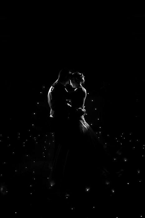 Huye conmigo;
Tejamos estrella a estrella un universo que nos abarque...
Seré planeta de tus ilusiones siempre que seas satélite de mi alma.
Tracemos órbitas que solo nosotros podamos leer..
órbitas que me pierdan en tu piel.
Huyamos juntos;
Sin miedo al paso, sin miedo a querer.