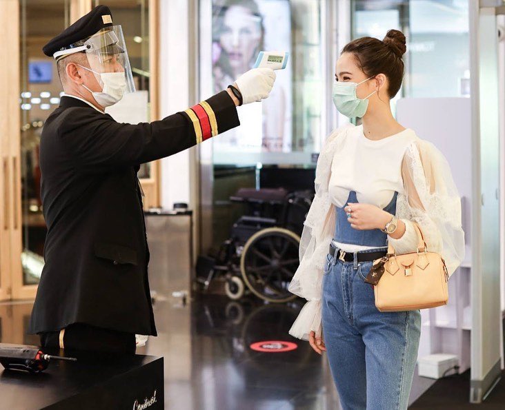 Welcome back! 😍 วันนี้ญ่ามาห้างเซ็นทรัล ชิดลม คิดถึงที่สุด ดีใจได้กลับมาช้อปแล้วนะคะ มั่นใจว่า Central Clean &amp;​ Safe สะอาด ปลอดภัย ช้อปได้อุ่นใจค่ะ

มาเดินช้อปให้หายคิดถึงกันนะคะ Central We Miss You Sale ญ่าก็ Miss Central ค่ะ 💕

#CentralDepartmentStore