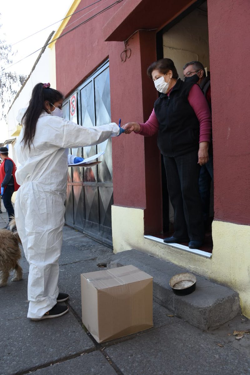 Muni_Indep's tweet photo. Continúa la entrega de cajas de mercadería en la comuna 💪 ¡Seguimos colaborando con este trabajo que permite llegar con ayuda a las familias que más lo necesitan! #IndependenciaSeCuida https://t.co/Wa3SNhhVOl