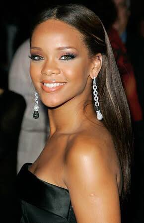 DMmarketer's tweet image. 15 YEARS OF RIHANNA BUT SHE HASN’T AGED #15YEARSOFRIHANNA